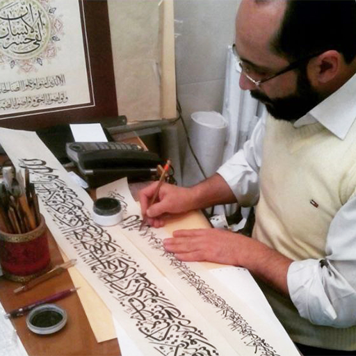 حسن مینائی در حال اجرای خوشنویسی آیت الکرسی