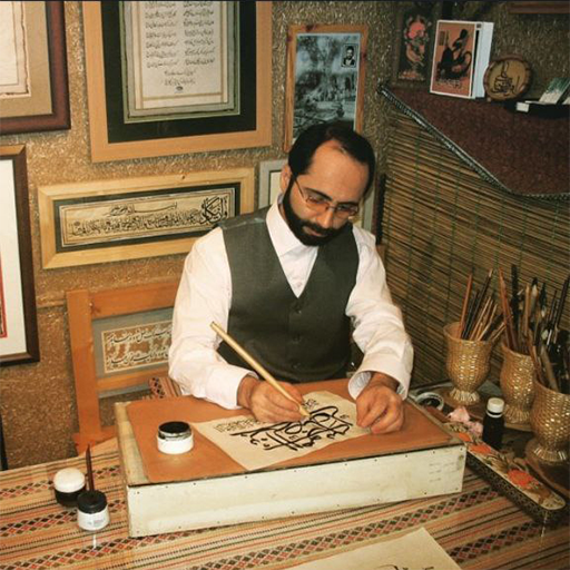 حسن مینائی-در حال خوشنویسی