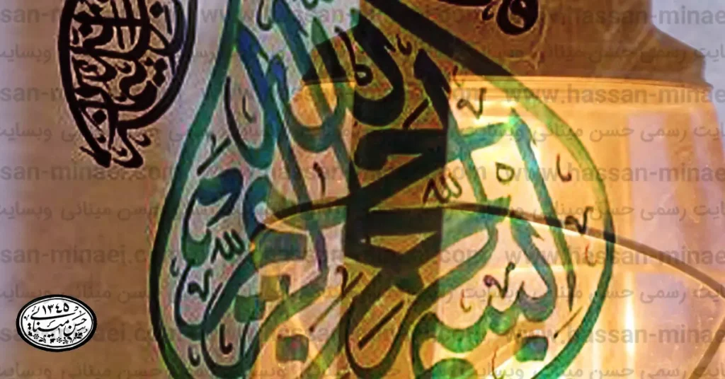 تصویر تابلو مذهبی نصب‌شده در دکوراسیون داخلی با نورپردازی معنوی
