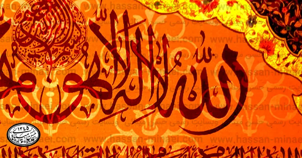 تصویر چند تابلو مذهبی بر دیوار اتاق نشیمن با نور طبیعی
